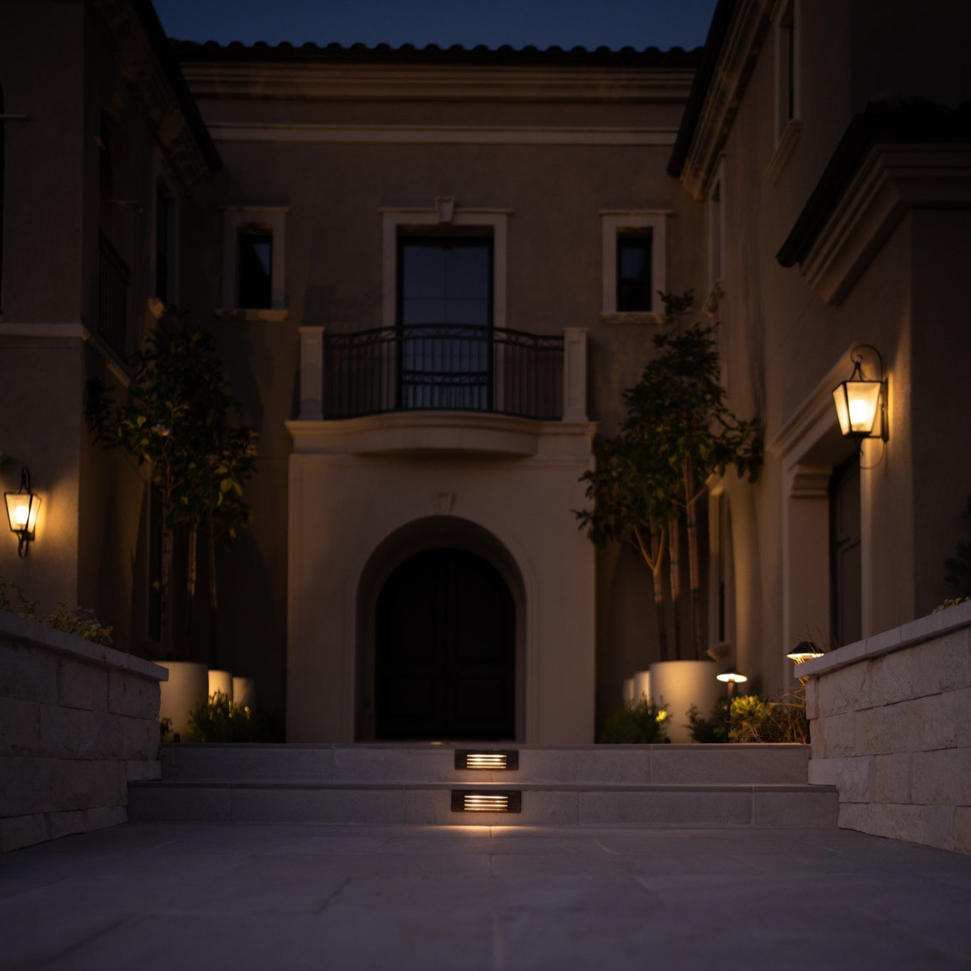 Tulay Black Brass Louvered Steplight